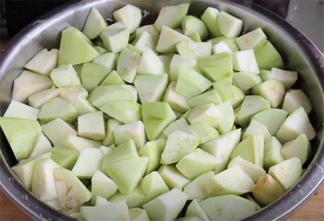 炸茄子怎么做酥脆好吃，怎样做美味的香炸茄子（茄子外酥里软又入味）