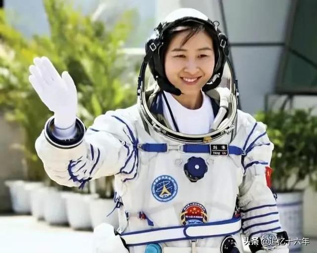 航天员刘洋大校，一张全家福曝光，丈夫才貌双全，儿女绕膝