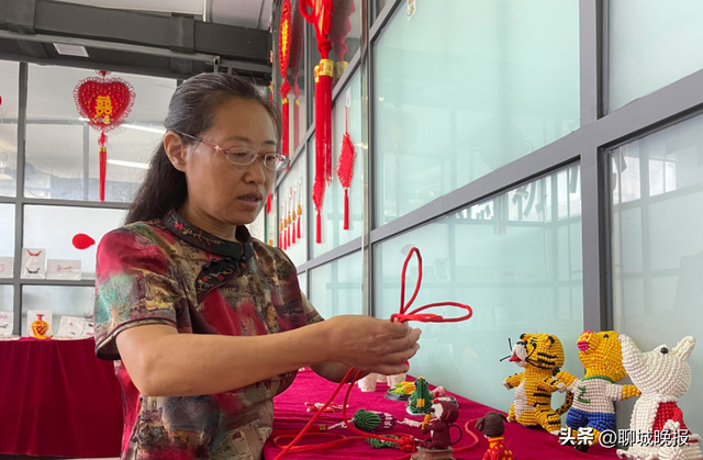 手把手教你编中国结之十字结的编法，中国结的十字结怎么编（心有五彩缕 结绳寓吉祥）