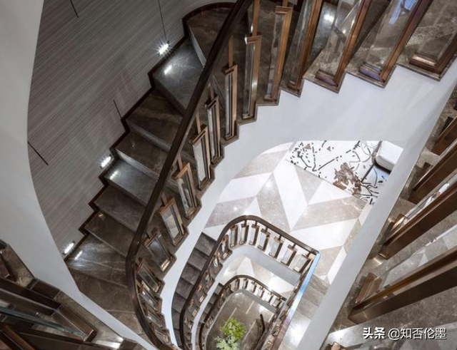 农村别墅楼层高度标准，农村别墅层高多少合适（自建房的“楼梯扶手”）