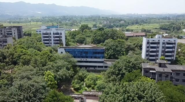 重庆市工业学校，重庆市工业学校2021招生简章（北碚这所中专校园荒废了13年还保留完好；30多年前比大学还吃香）