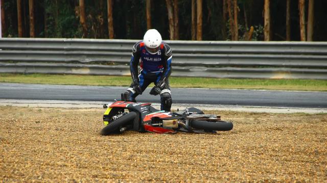 如何成为一名职业赛车手，怎么成为职业赛车手（原来普通人也可以成为专业车手）