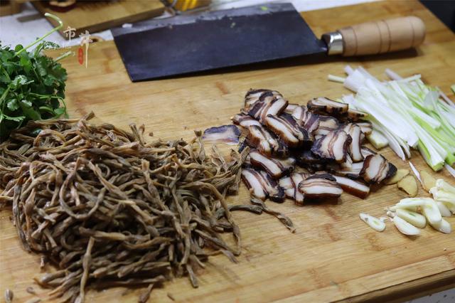 豆角多久能熟，豆角吃起来脆是不熟吗（要记住“先油后水”）