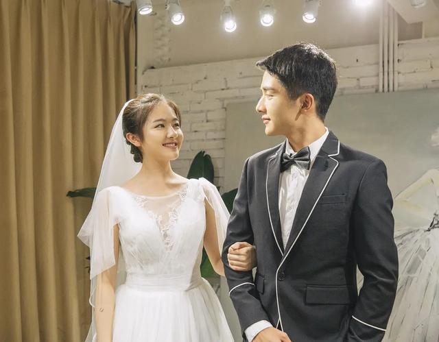 张新成喜欢李兰迪吗私下关系揭秘，网曝青春剧CP相恋6年