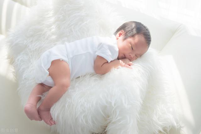 宝宝睡觉前哭闹是什么原因，两个月婴儿要睡爱哭闹是什么原因（新生儿晚上哭闹是什么原因）