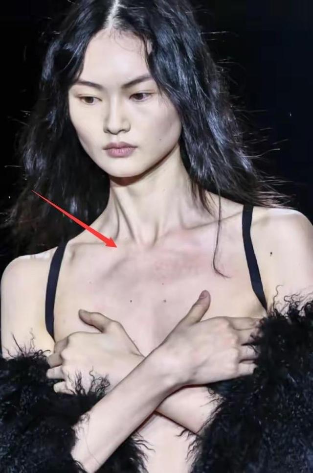法国巴黎时装秀，伦敦时装周2023秋冬时装秀（华人女模赤身露胸上阵）