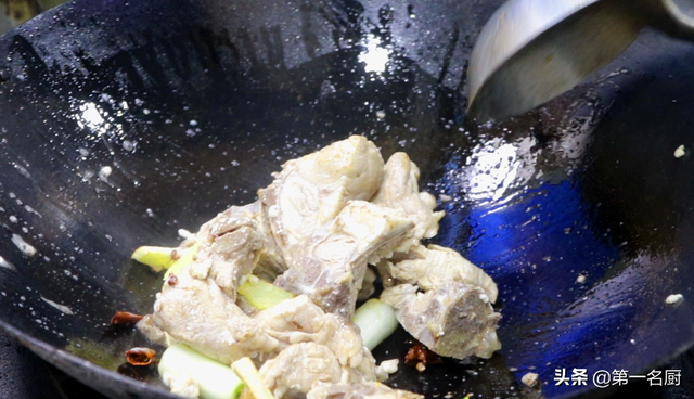 炖排骨汤的做法，清炖排骨汤的做法（放料越多越难吃）