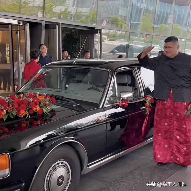 结婚一般几套衣服，结婚一般几套衣服合适（妻子打扮富贵全身超百万）