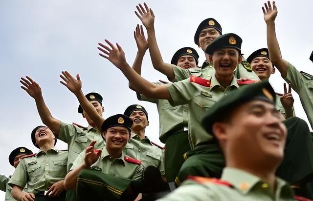 文/香橙聊教育大學生參軍入伍既可以鍛鍊身體,增加自身就業優勢和發展