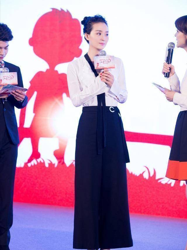 紫色外套搭配什么裤子，紫色外套搭配什么颜色的内搭好看（王艳太“凡尔赛”了）