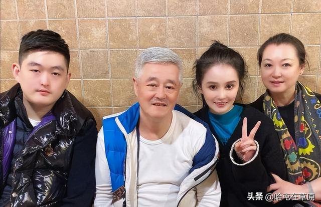 56岁赵本山全家福，他却满头白发斗鸡眼与儿子一模一样