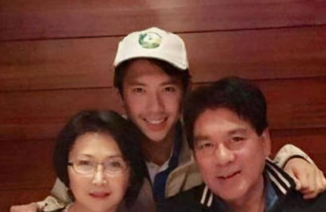 朱时茂春晚最新消息，与旗袍美女饮酒红光满面