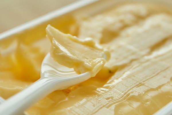 黄油是什么做的，黄油到底是用什么做成的（西方人爱吃的黄油）