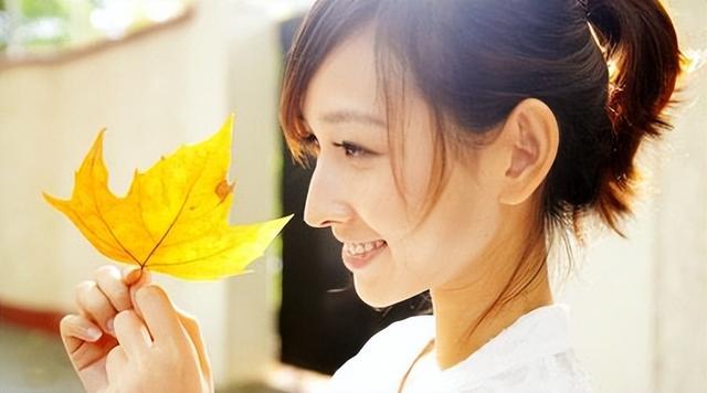 女生坚强到心疼的句子，让男人看了亏欠心疼的话（女生坚强的句子）