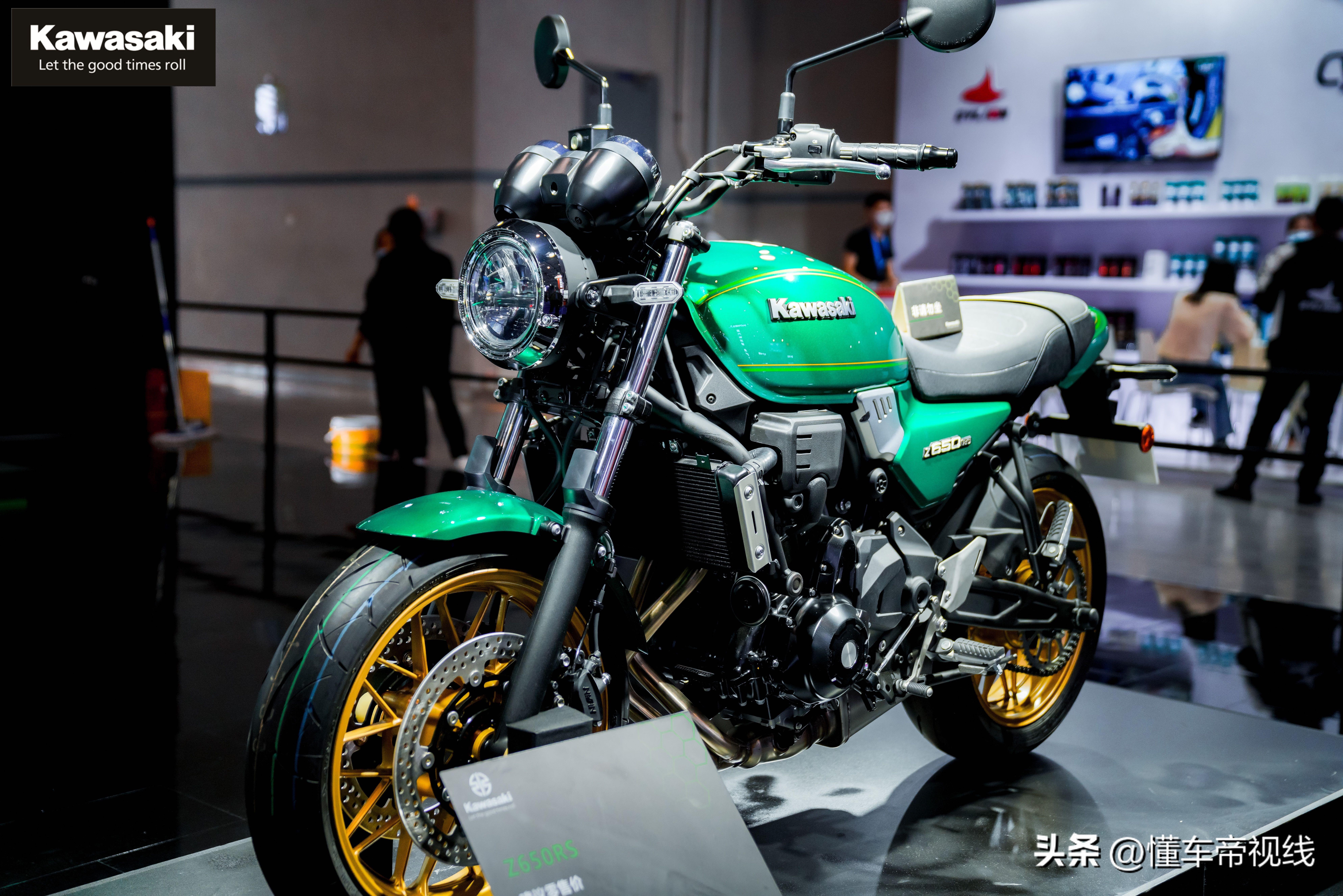 z650rs轻巧休闲的外观与川崎的复古运动街车z900rs一样,z650rs轻巧