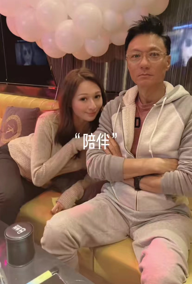 明星父女颜值对比黄多多，邱淑贞女儿大长腿