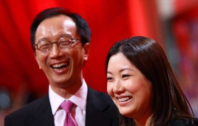 伏明霞的无性婚姻，伏明霞什么时候离的婚（伏明霞24岁嫁50岁富商）