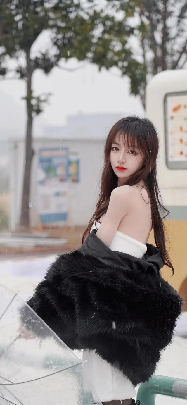 描写雪中美女的句子，夸奖雪中美女的句子（雪中美女唯美写真图集）