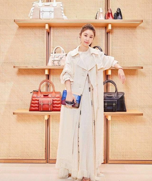 米色风衣怎么搭配，米色风衣怎么搭配首饰（米色风衣配裙子优雅减龄）