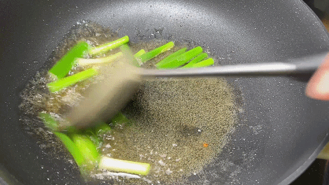 刀削面的家常做法简单，刀削面的家常做法简单又好吃（葱油刀削面在家这样做）