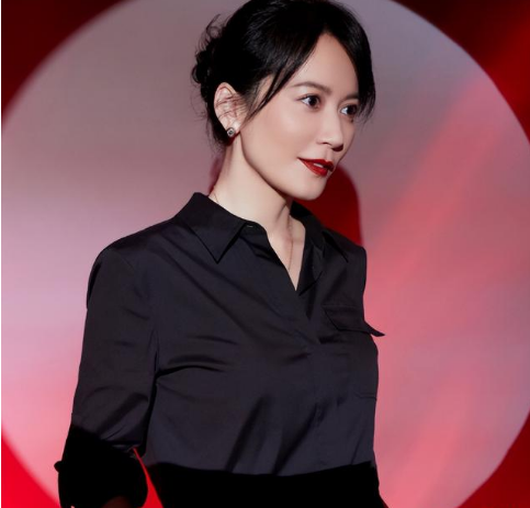 气质和教养是装不出来的，内心很干净人的特点（她的五官和轮廓是所有女演员中最美的）