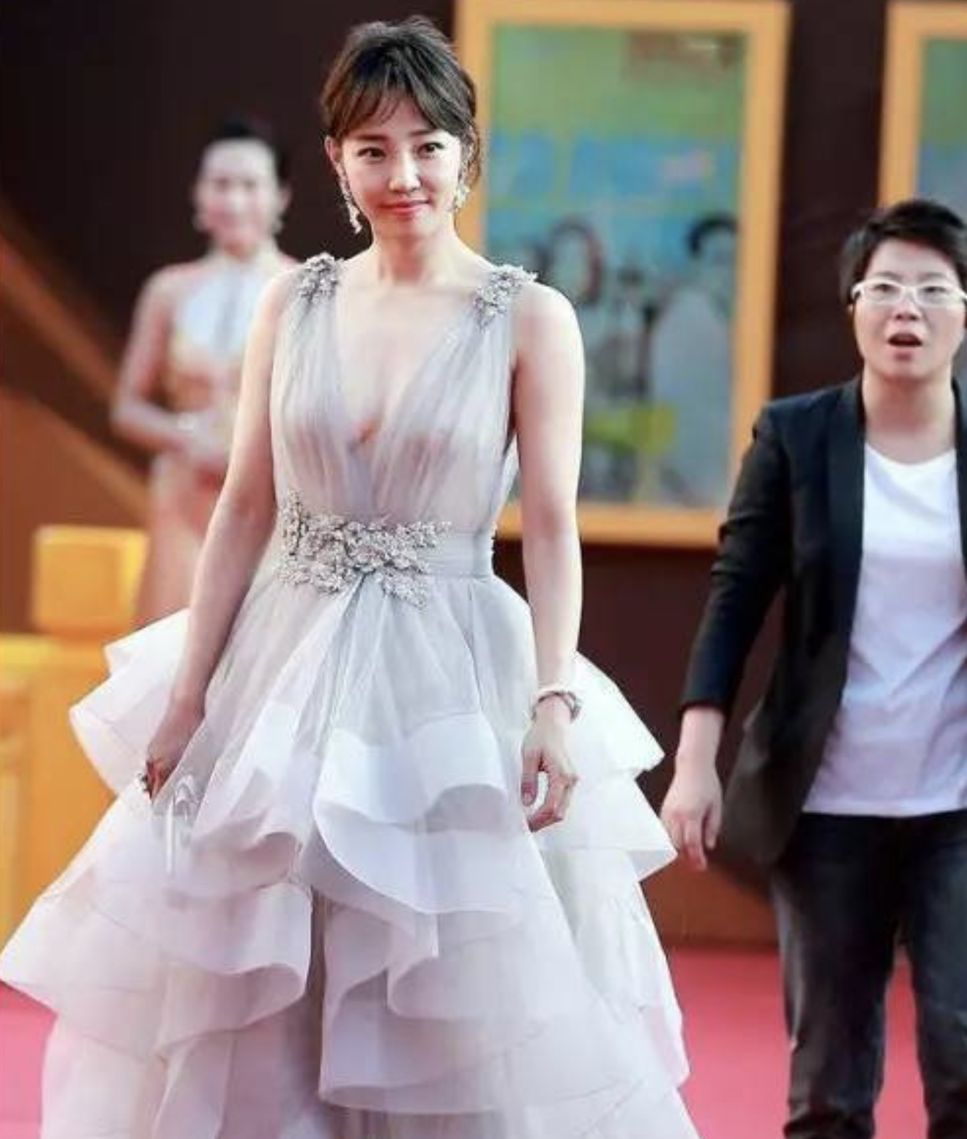 白百何的长相很有特点,虽然不是第一眼美女,但是却让人越看越舒服.