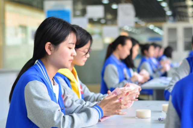 怎么判断女朋友是不是处女，怎么看出女生是不是处（高中女生和职高女生的差别）