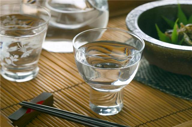 酒桌开场白三句话，酒桌开场三杯酒三句话（行家：牢记这3句）