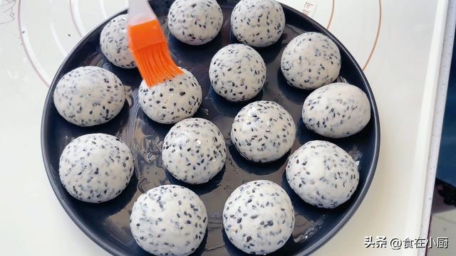 只有面粉可以做什么好吃的，面粉可以做什么好吃的（面粉里加入1把黑芝麻）