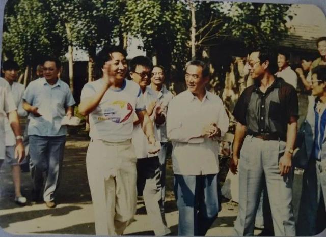 唐杰忠个人资料，刘流的个人资料（著名相声演员姜昆、唐杰忠在枣强县马屯慰问演出）