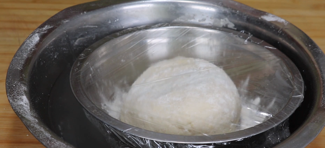 放了酵母还放小苏打吗，蒸馒头放了酵母还要放小苏打吗（一个小妙招轻松解决）