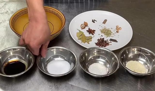 凉皮的汁怎么调，凉皮的汁怎么调（凉皮里加入的“料水”秘密熬制配方来了）