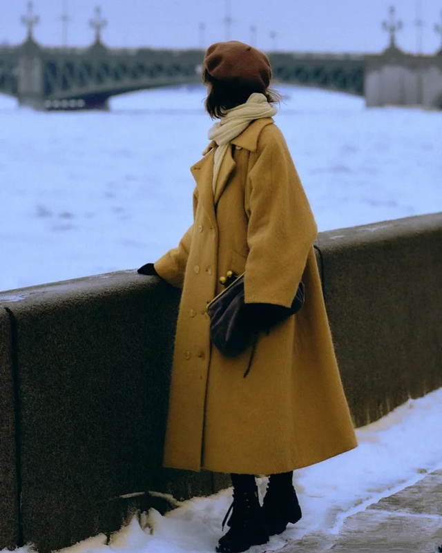 红色贝雷帽搭配什么衣服好看，红色贝雷帽搭配什么衣服好看男（试试“大衣+贝雷帽”）