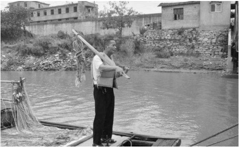 黄河捞尸人，黄河捞尸人捞死尸图片（用烟味掩盖身上的“尸臭”）