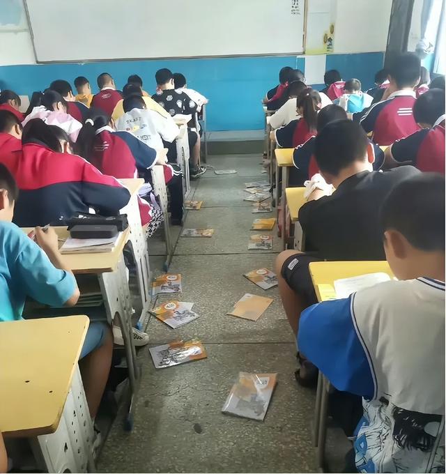 抖音炸了是什么梗，00后老师开始撕伞了