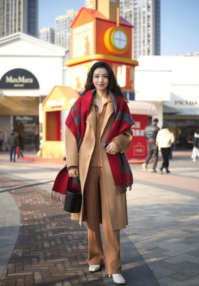 女生冬天穿衣搭配图片，女生冬装衣服搭配图片（看她们“大衣+围巾”搭配）