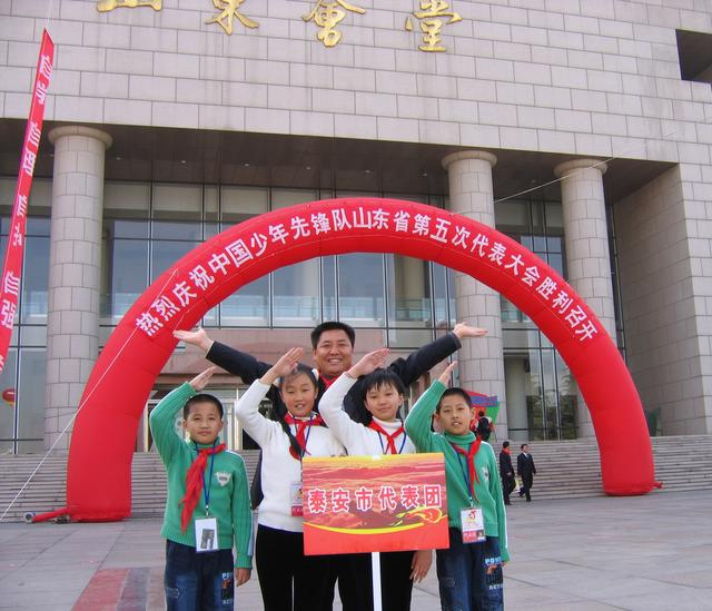 爱国歌曲100首适合小学生唱的，爱国的歌曲100首（小学生鹭港成长四字歌）