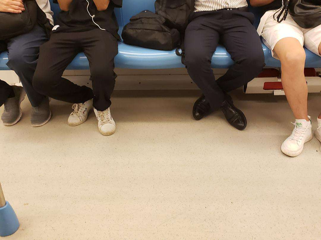 牛仔布料知识的介绍，牛仔布的特点和用途（最帅不过养牛人丨五条各有特点的原色牛仔裤）