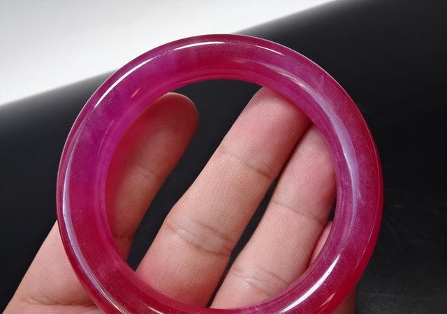 2,碰见粉色的翡翠时,先不要垂涎它的美色,你觉得它是真是假呢?