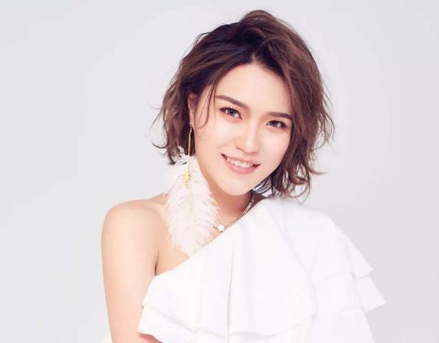 乌龙闯情关主题曲，抖音最火100首歌曲（歌红人不红的9位歌手）