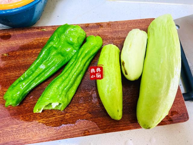 青椒炒茄子的家常做法 青椒炒茄子怎么做好吃，青椒炒茄子的家常做法（简单来一盘炒茄子）