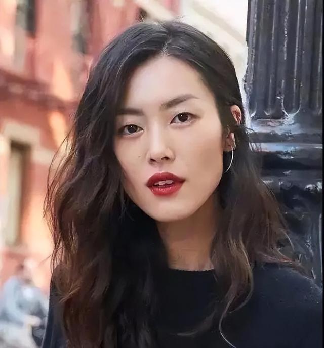 脸小适合什么发型，脸小的鹅蛋脸适合什么发型（你的发型适合你吗）