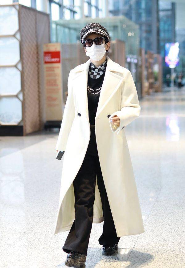 黄奕携女儿亲子装现身机场，黄奕带女儿走机场