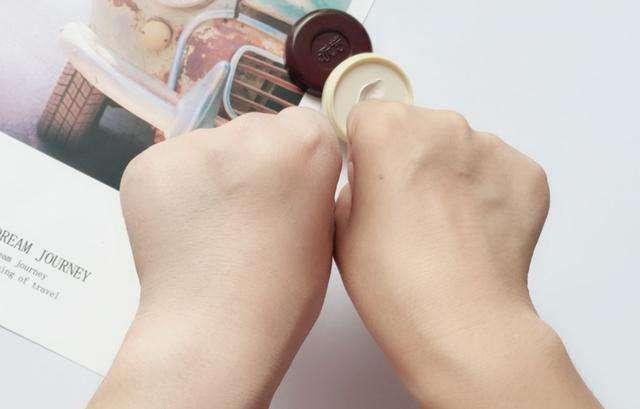 天天擦素颜霜对皮肤好吗，每天擦素颜霜好吗（我国有一老牌素颜霜）