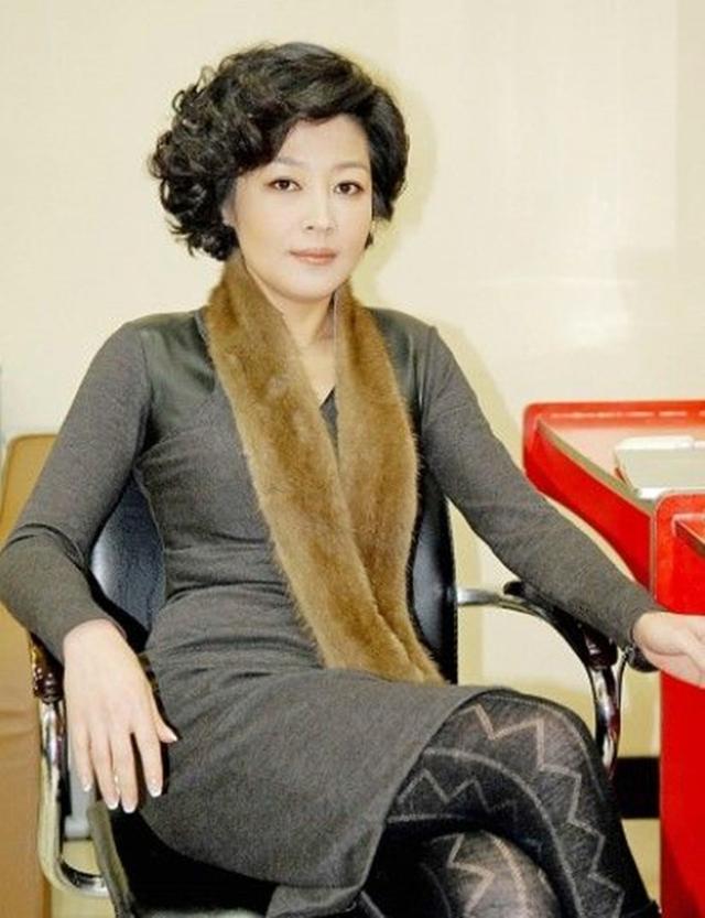 春晚导演哈文：丈夫李咏病逝三年没有再嫁，她依然是李家的儿媳妇
