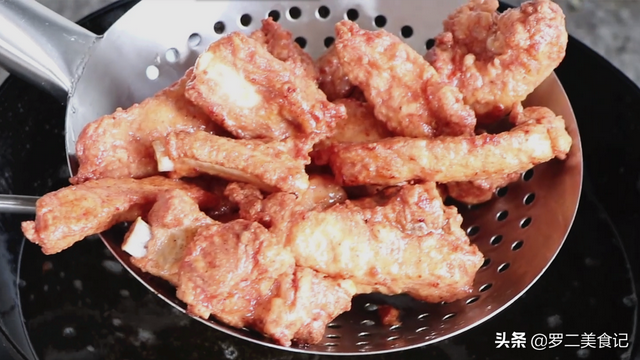 油炸排骨怎样才能外酥里嫩，排骨怎么炸外酥里嫩（排骨这样做确实好吃）