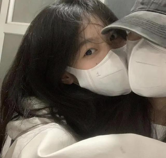 情t （混），微信头像，情t （混）（爱意在线的WeChat情头）