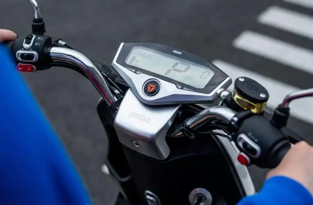 电动车如何充电，电动车怎么充电（电动车一天一充好）