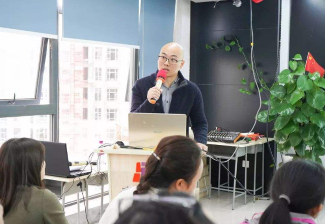 一老师跟家长借320万，理由让人无法拒绝，网友竟说是家长的错