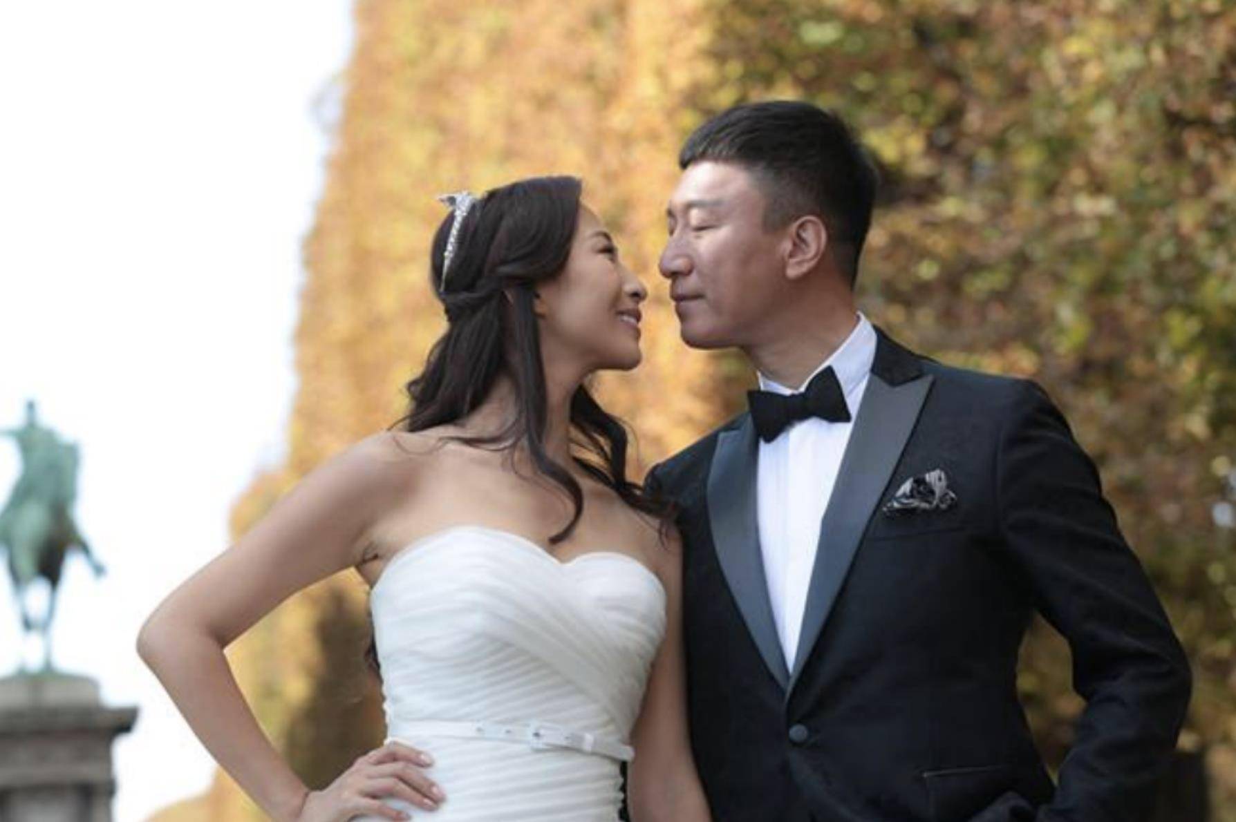 孙红雷上位史:抛弃大11岁丁嘉丽,与已婚巩俐搞暧昧,后娶娇妻